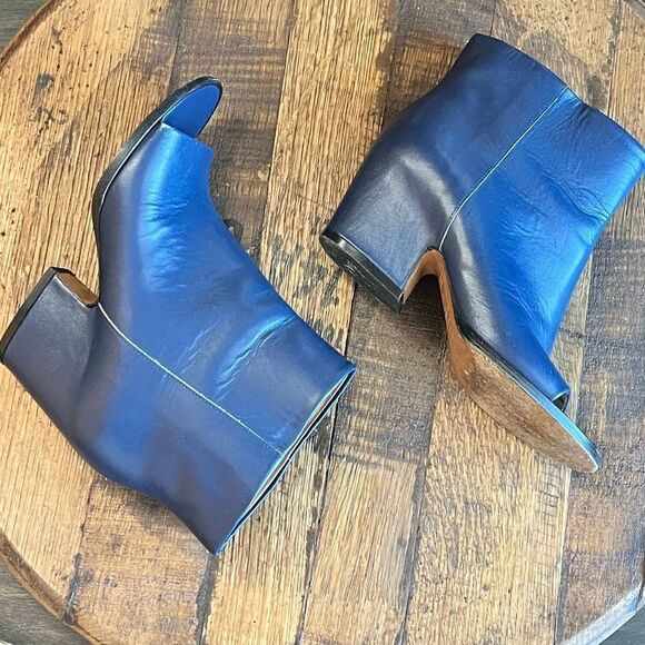 MAISON MARTIN MARGIELA Navy Italian Leather Peep-Toe Heeled Ankle Bootie, Size 7 - Picture 3 of 16